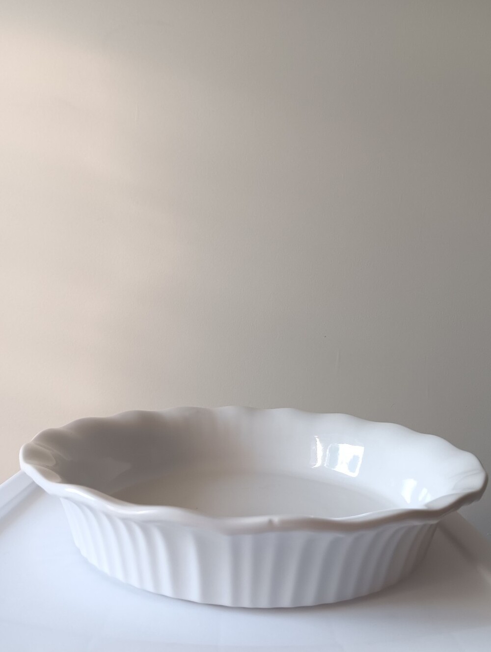 CorningWare Stoneware Baking Dish Serveware Fluted Pie Pan French White 9"